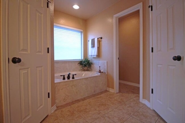 Building Photo - AVAILABLE NOW!