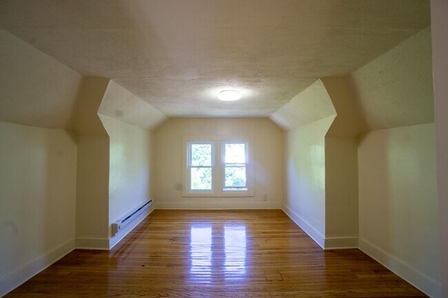 Building Photo - Newly renovated 3 bedroom apartment close ...