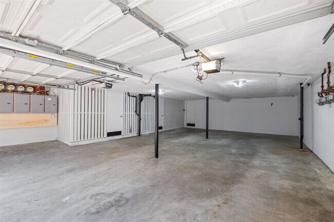 Building Photo - 621 Broadmoor Dr