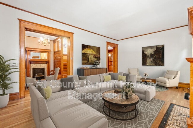 Primary Photo - 1346 N Williams St