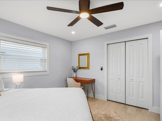 Building Photo - 692 106th Ave N