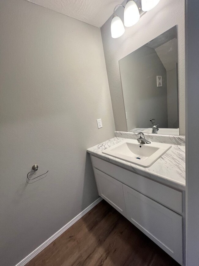 Building Photo - 690 E Garfield St