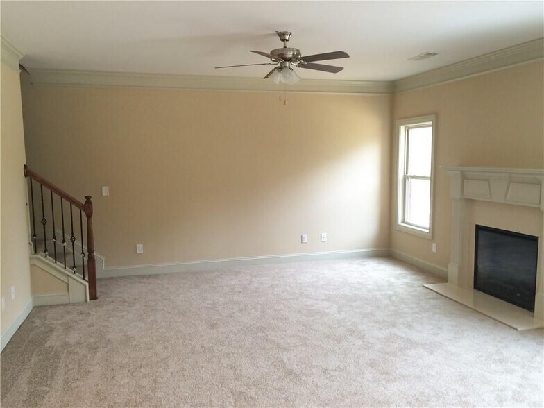 Building Photo - 718 Channel Ln