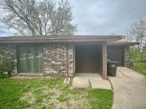 Building Photo - Two Bed Duplex with Garage