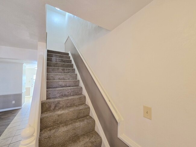 Building Photo - STUNNING TWO STORY 3 BEDROOM/ 2.5 BATH TOW...