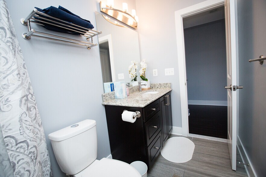 Building Photo - 2122 3rd St NE