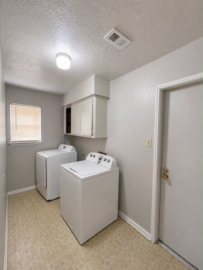Building Photo - 10603 Silkwood Dr