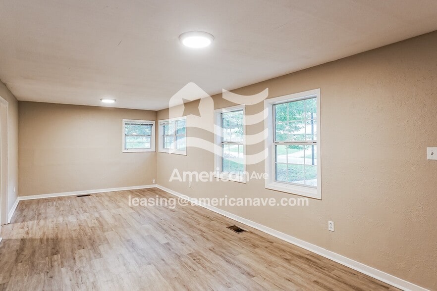 Building Photo - 3027 Woodside Dr