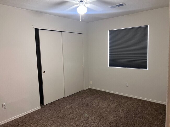 Building Photo - Nice 3 Br, 2 Ba, 2 CG, near Alameda and Louisiana