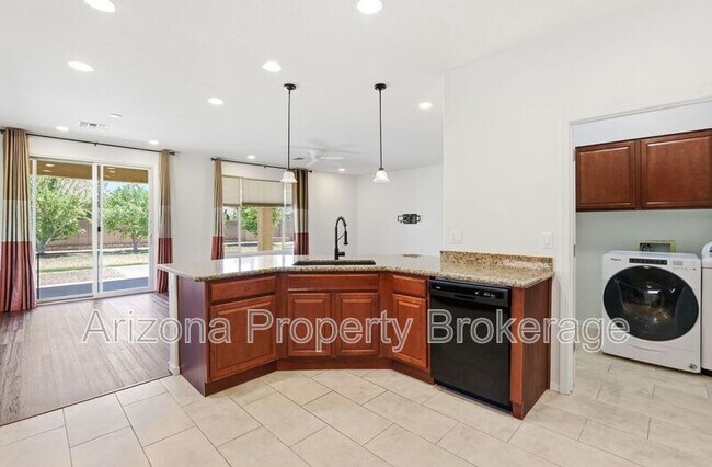 Building Photo - 4551 Luna Rd W
