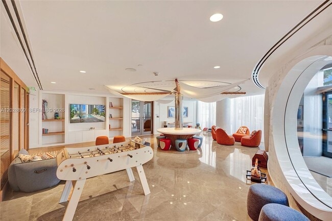 Building Photo - 15701 Collins Ave
