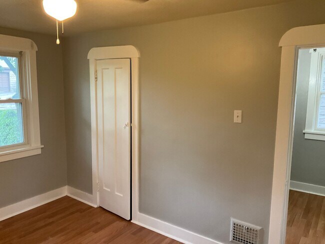 Building Photo - Charming, Character-Filled 2 Bedroom in Brentwood – Freshly Updated & Move-In Ready