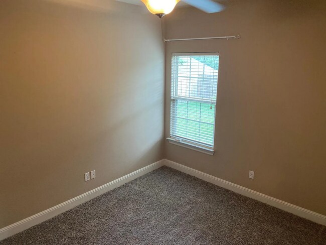 Building Photo - Available August 1st! Recently Updated 3-B...