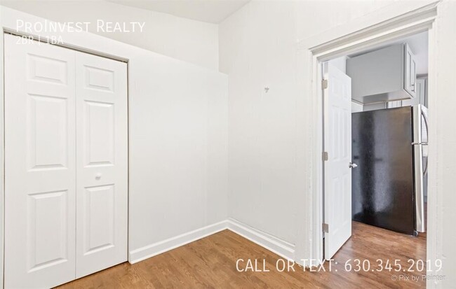 Building Photo - Spacious & Updated 2-Bedroom/1-Bath with I...