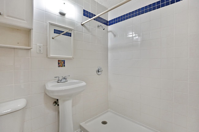 Building Photo - 1100 Como Ave SE