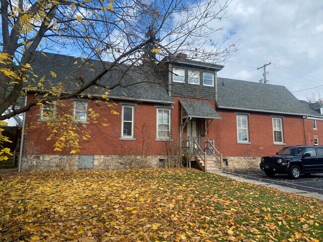 Building Photo - 613 Cherry Aly
