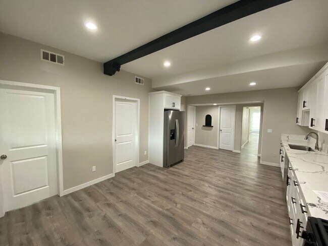 Building Photo - Renovated! AMAZING Pool+Spa!