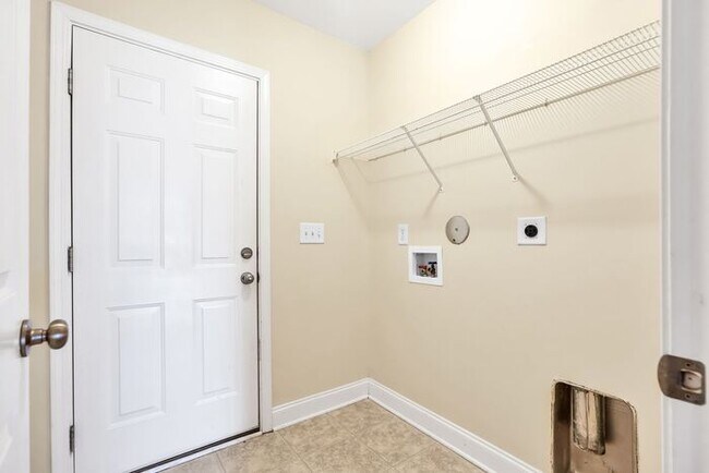 Building Photo - Leland Wedgewood at Lanvale community, Great open floor plan, on level, hardwoods, fire place, ma...
