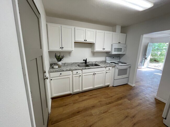 Building Photo - Lake Drive