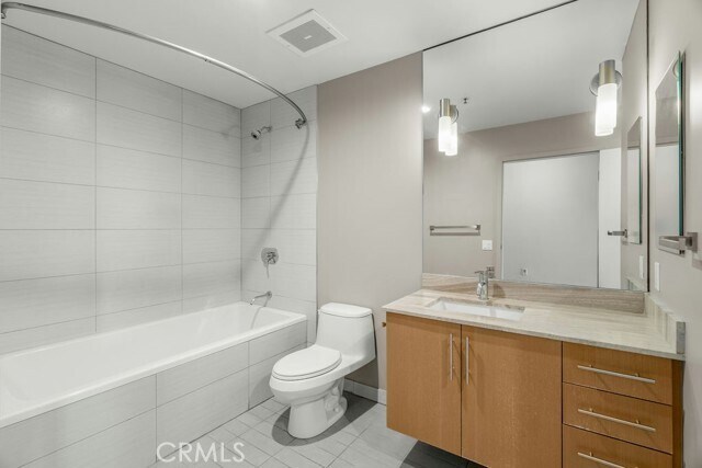 Building Photo - 530 S Hewitt St