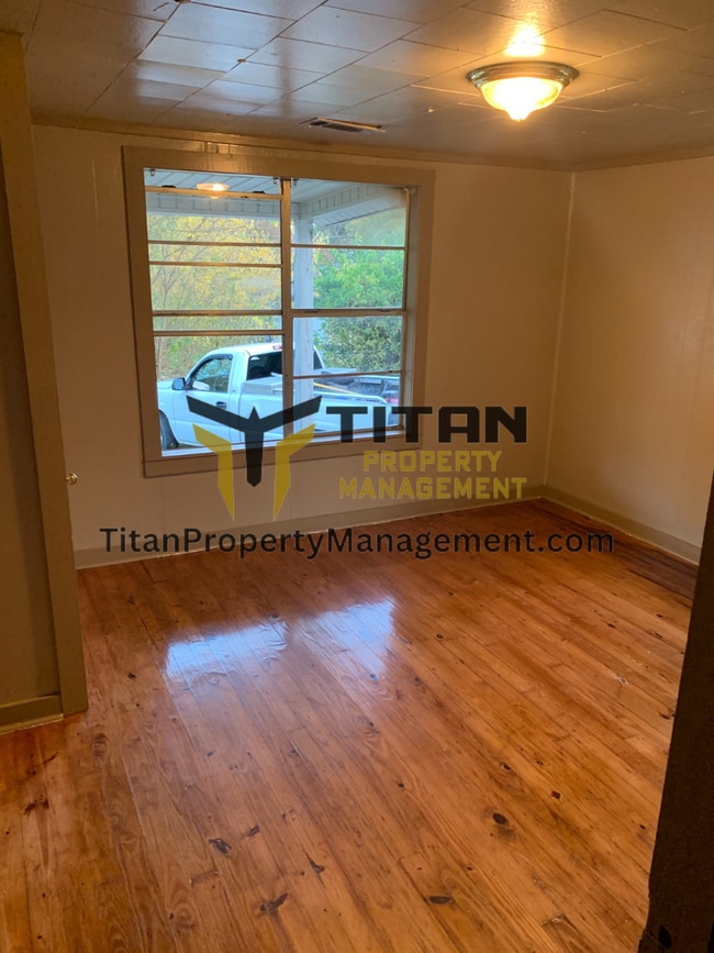 Building Photo - 2Bed/1Bath House