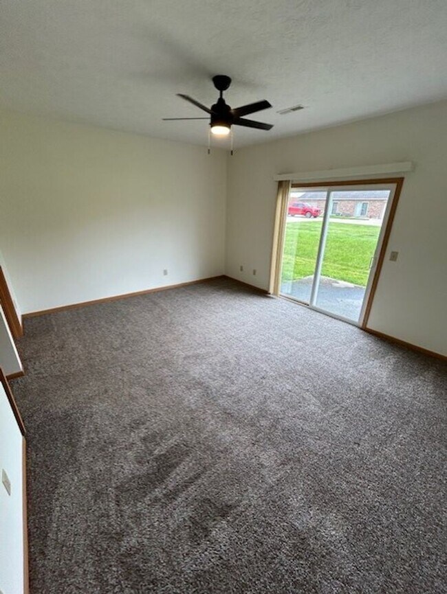 Building Photo - 1 Bedroom Apartment with Garage!