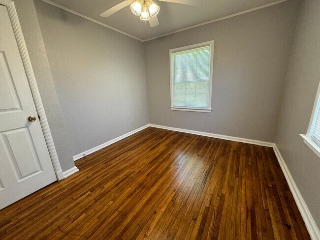 Building Photo - Beautiful 2 bedroom 1 bath home!