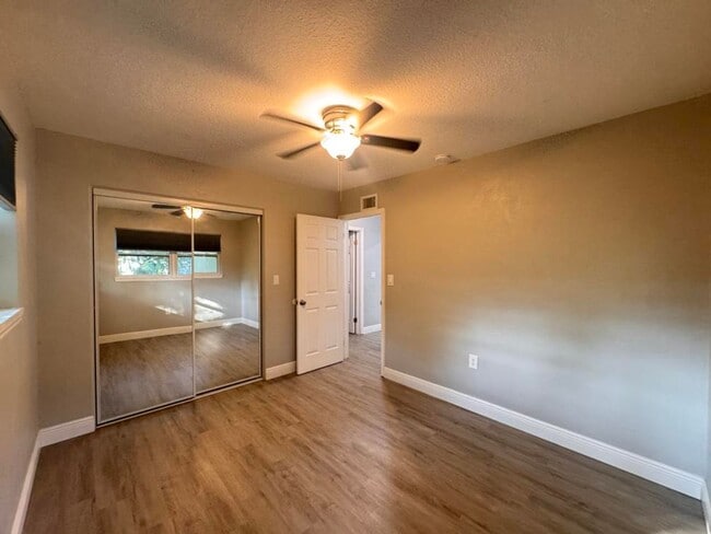 Building Photo - 3/2 with Bonus Room in South Daytona