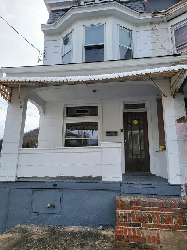 Building Photo - 300 W Spruce St
