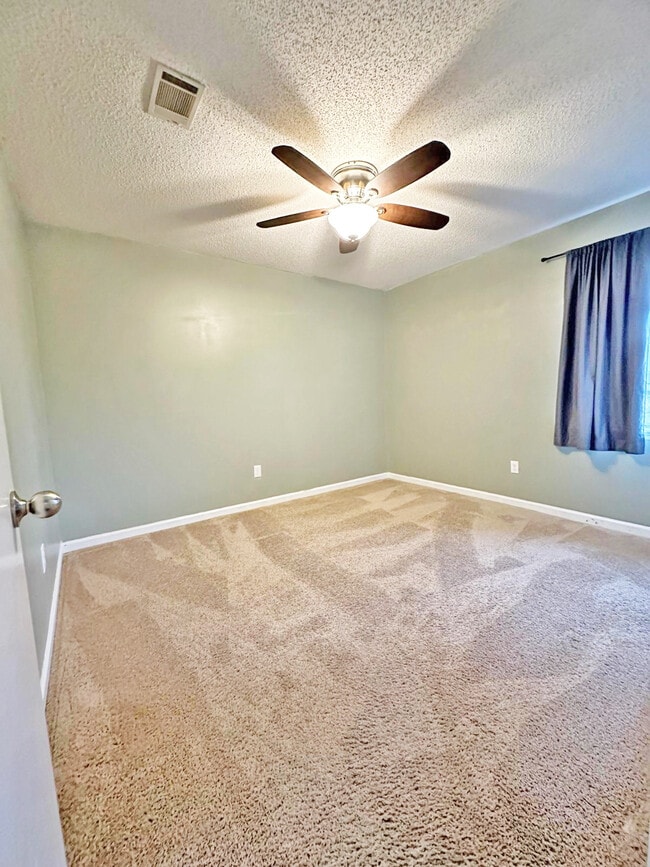 Building Photo - 714 Robin Hood Dr