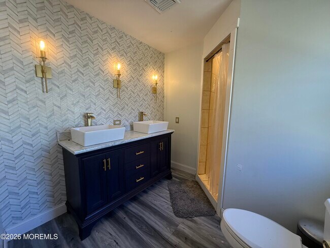 Building Photo - 605 Farrelly Ave