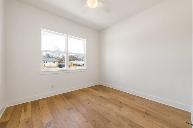 Building Photo - 302 East Dr