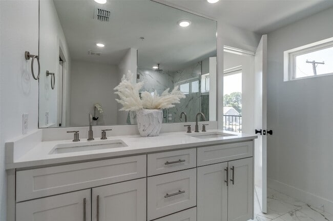 Building Photo - 4701 San Jacinto St