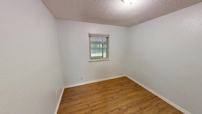 Building Photo - Welcome home to this adorable 3-bedroom, 2-bathroom house designed with comfort and style in mind!