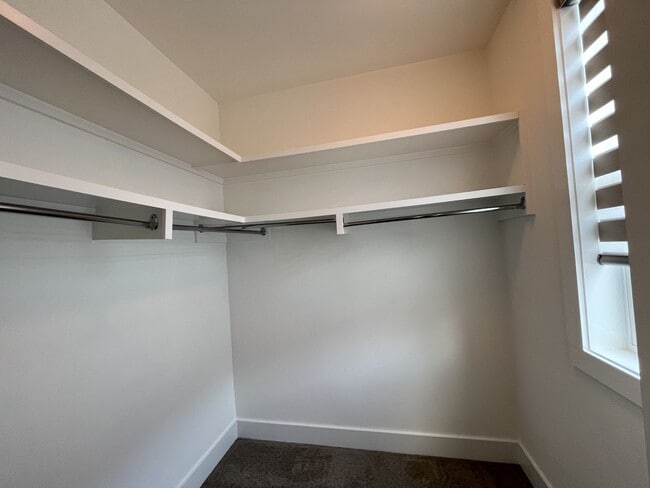 Building Photo - 2/2.5 - MODERN TOWNHOME IN THE NATIONS