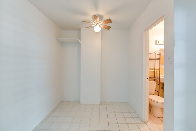 Building Photo - Charming & Bright Junior One Bedroom at River Place North