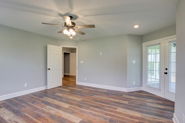 Building Photo - 133 Riverbend Dr