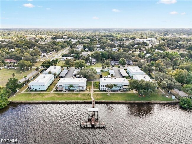 Building Photo - 3225 E Riverside Dr
