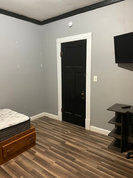 Building Photo - 1012 5th St