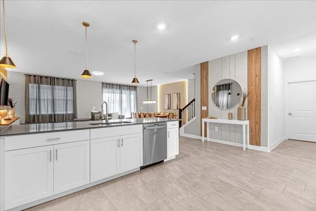 Building Photo - 9052 Sommerset Hills Dr