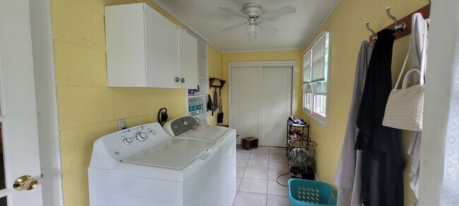 Building Photo - 4 Bedroom 1 bathroom home located in Leola PA
