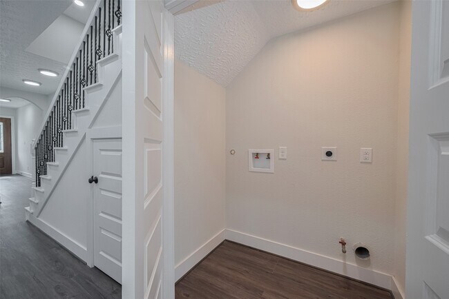Building Photo - 2206 Hoskins Dr