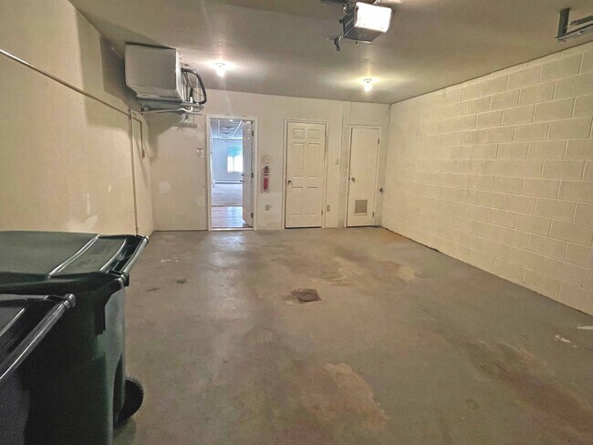 Building Photo - Three bedroom, two full bathrooms house in Enola