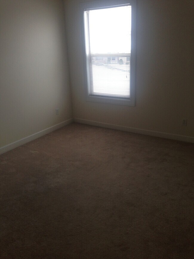 Building Photo - 2345 Meadowpoint Dr