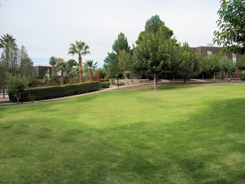 Front Courtyard - Nouveau Place Apartments