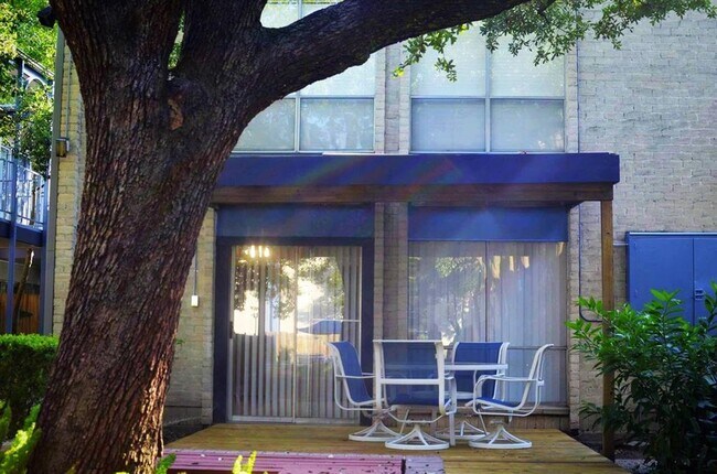 Building Photo - 4301 Bissonnet St