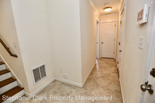 Building Photo - 3 br, 3.5 bath House - 4450 Lookout Road #B