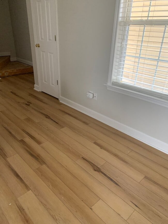 Building Photo - 3  Bedroom Townhome