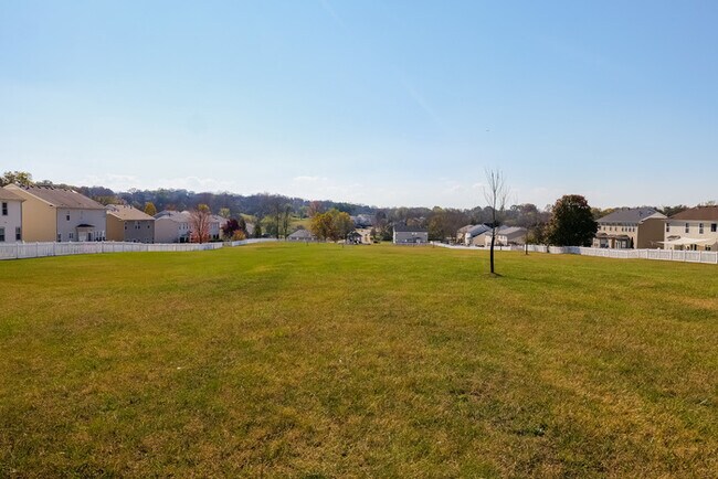 Building Photo - Spacious 4-Bedroom Hendersonville Home