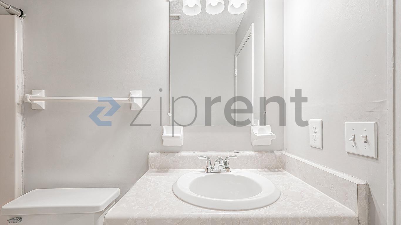 Building Photo - Unit APT E